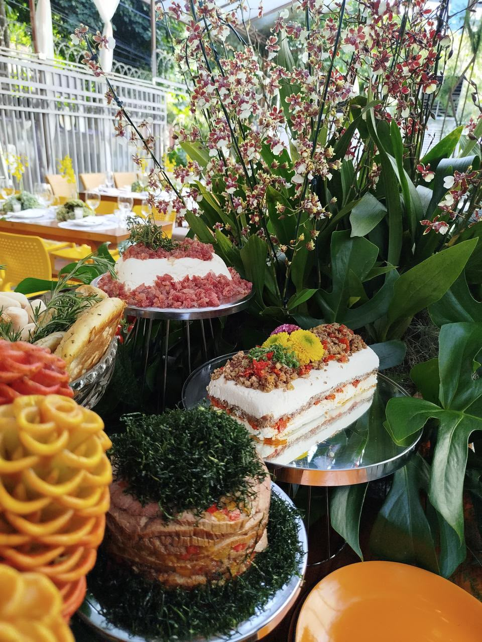 Mesa de frios elegante para evento com velas e flores