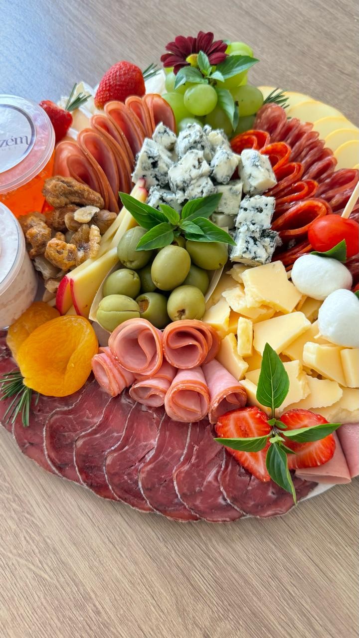 Tábua de frios gourmet com queijos especiais e frutas