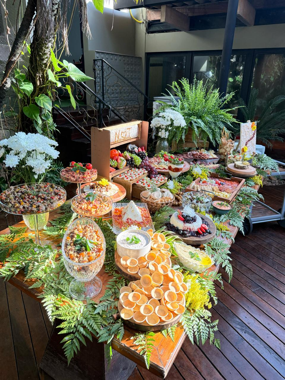 Tábua de frios gourmet com queijos, presunto, figos e mel