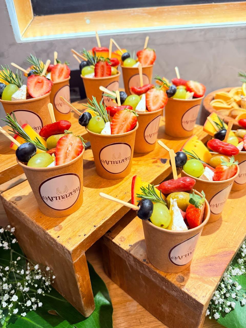 Copinhos individuais de frutas, queijos e frios com a marca Armazém Gourmet